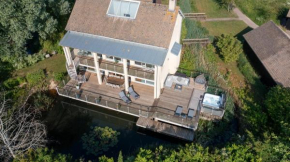 Garden Villa CW70 HOT TUB Lakeside Spa